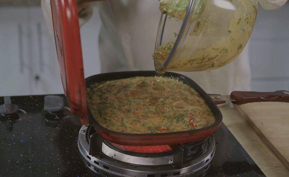 memasak telur dadar kari (YouTube.com/Yongki Gunawan)