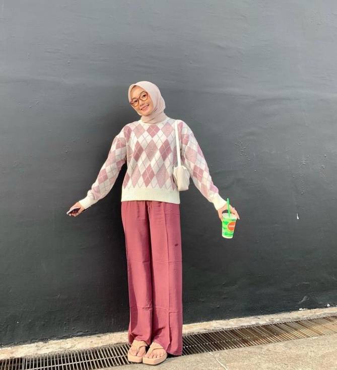 Inspirasi OOTD Knitwear Hijab (instagram.com/alamandaptrr)
