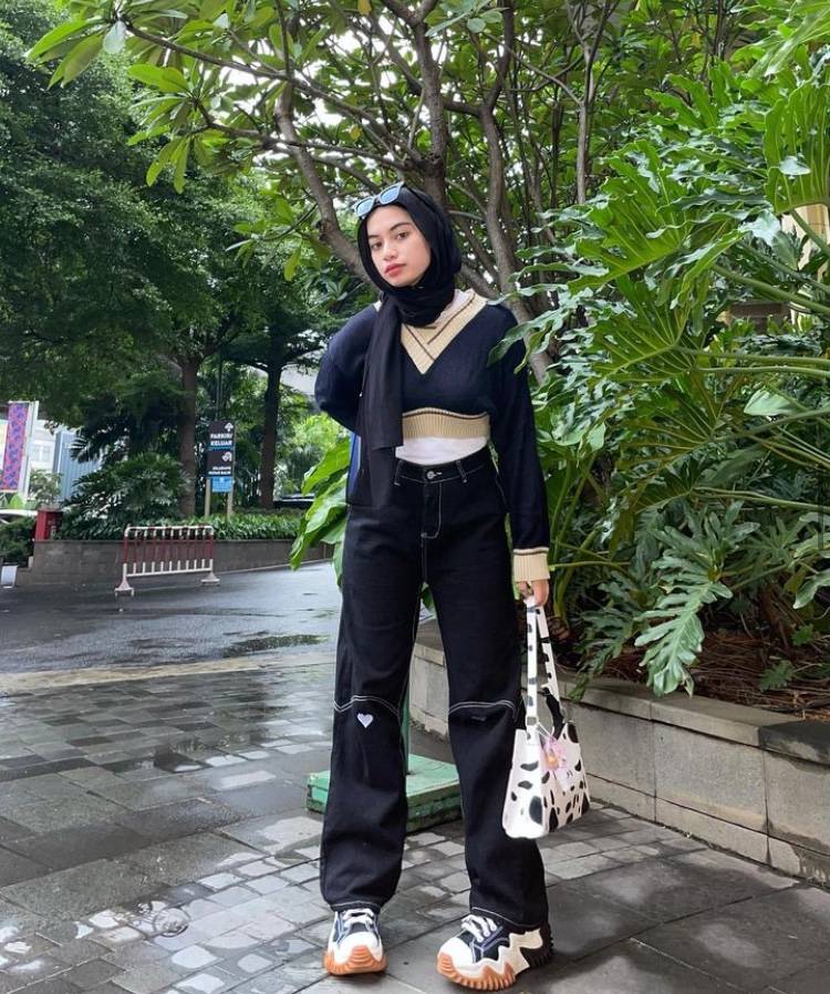 Inspirasi OOTD Knitwear Hijab (instagram.com/adiva.selsa)