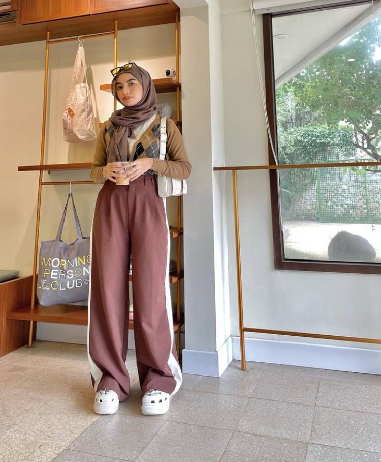 Inspirasi OOTD Knitwear Hijab (instagram.com/adiva.selsa)