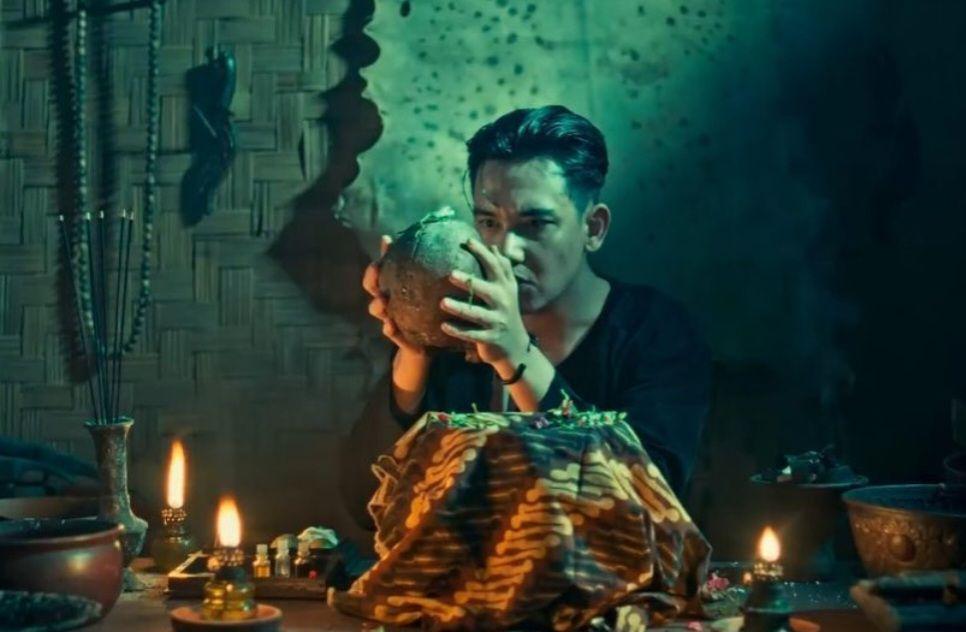5 Film Produksi Falcon Pictures Dibintangi Adipati Dolken, Langganan!