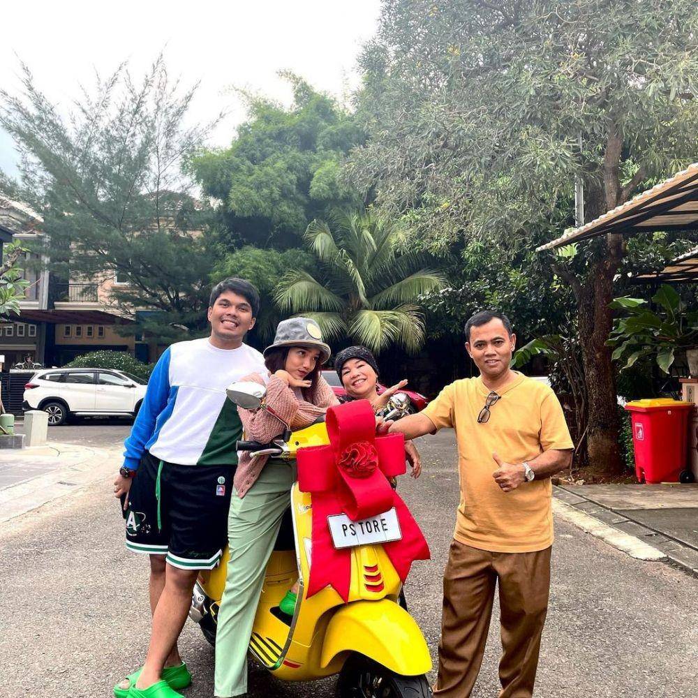 Kenangan Thariq dan keluarga Fuji (instagram.com/dewizuhiarti)