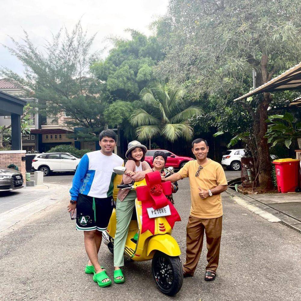 Kenangan Thariq dan keluarga Fuji (instagram.com/dewizuhiarti)