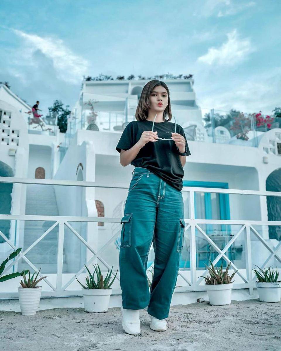 mix and match outfit simpel ala Catherine Elshad (instagram.com/catherine_elshad)