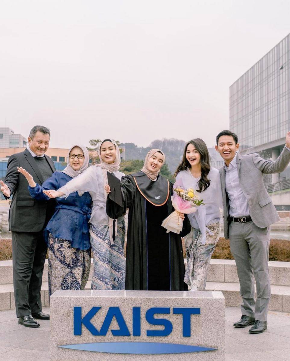 Wisuda Adik Sabrina Anggraini (instagram.com/belvadevara)
