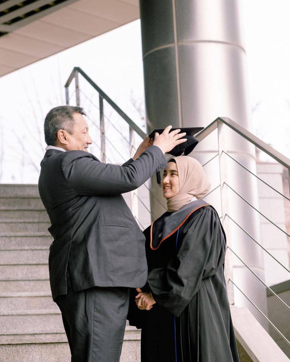 Wisuda Adik Sabrina Anggraini (instagram.com/belvadevara)