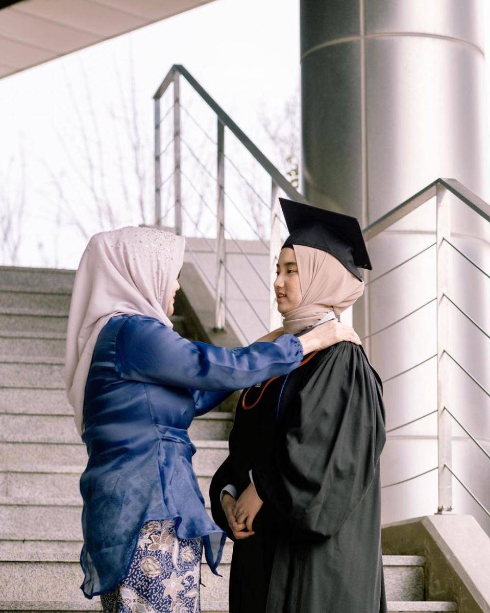 Wisuda Adik Sabrina Anggraini (instagram.com/belvadevara)