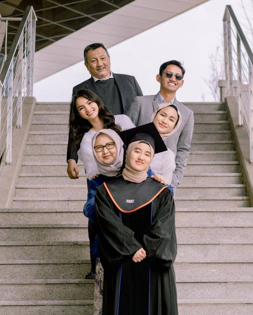 Wisuda Adik Sabrina Anggraini (instagram.com/belvadevara)