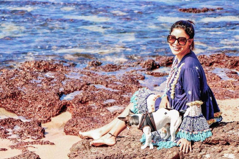 Debina Bonnerjee dan anjingnya (instagram.com/debinabon)