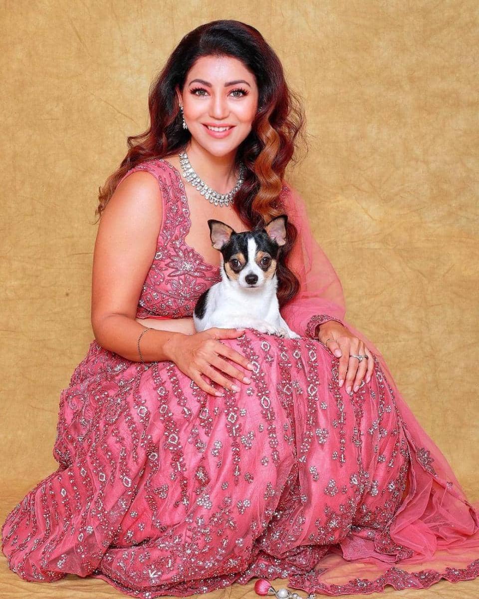 Debina Bonnerjee dan anjingnya (instagram.com/debinabon)