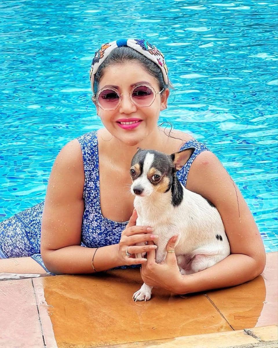 Debina Bonnerjee dan anjingnya (instagram.com/debinabon)