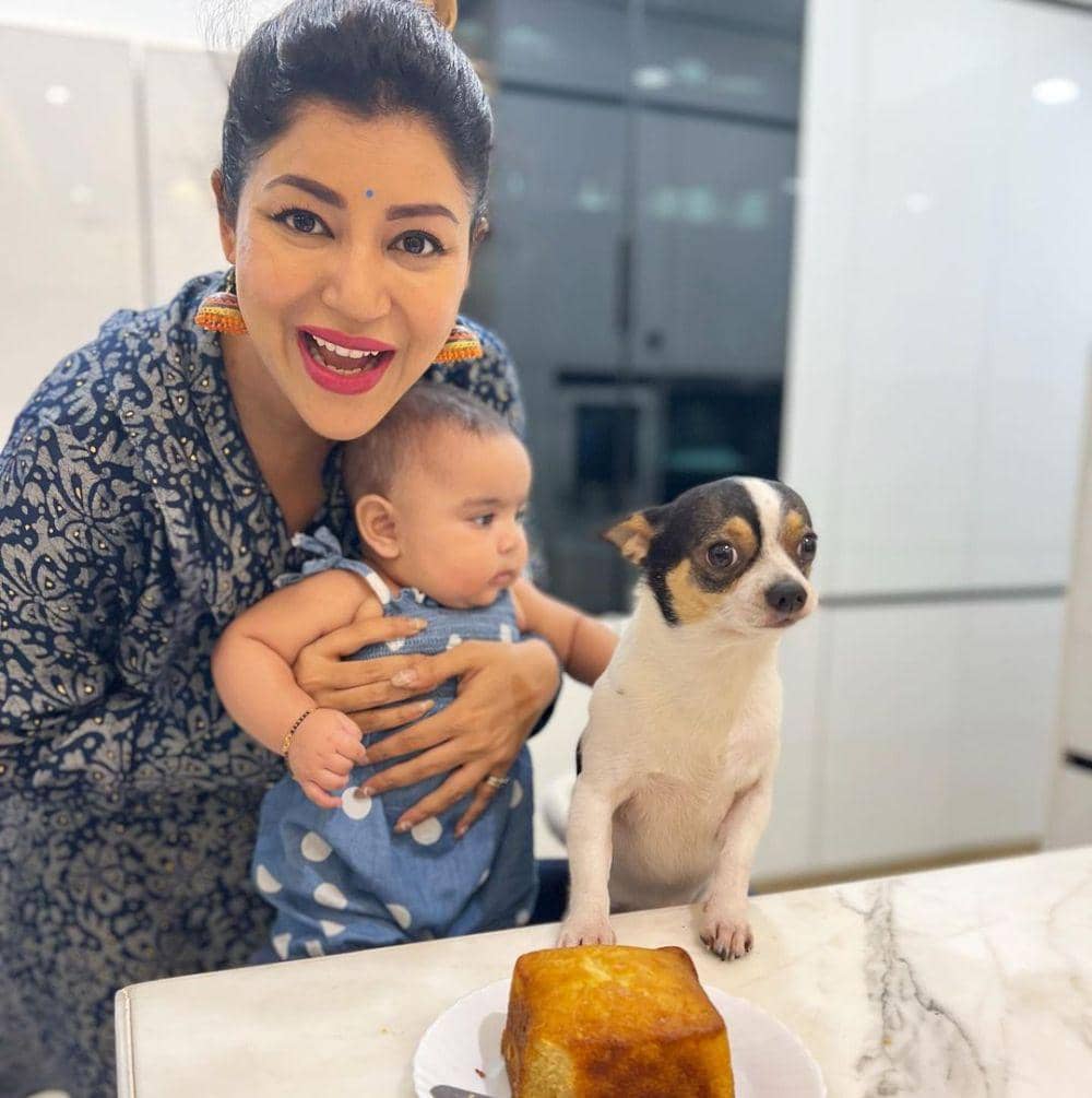Debina Bonnerjee dan putrinya (instagram.com/debinabon)