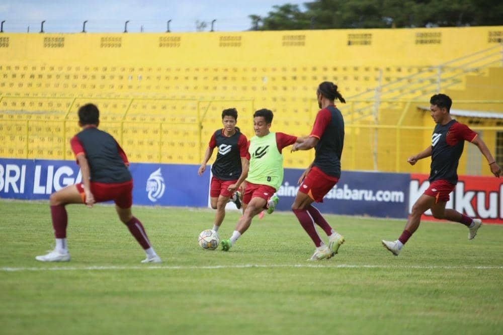 Para pemain Persik Kediri dalam sesi latihan resmi di Stadion Gelora BJ Habibie Parepare, 18 Februari 2023. (Dok. PT Liga Indonesia Baru)