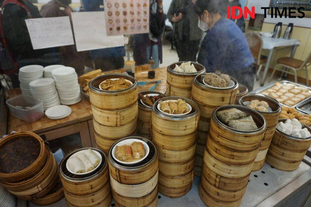 Makanan di Islamic Centre Canteen di gedung Masjid Ammar and Osman Ramju Sadick Islamic Centre, 40 Oi Kwan Road, Wan Chai, Hong Kong (IDN Times/Lia Hutasoit)