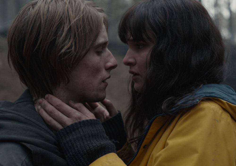 Louis Hofmann dan Lisa Vicari di Dark (dok. Netflix/Dark)