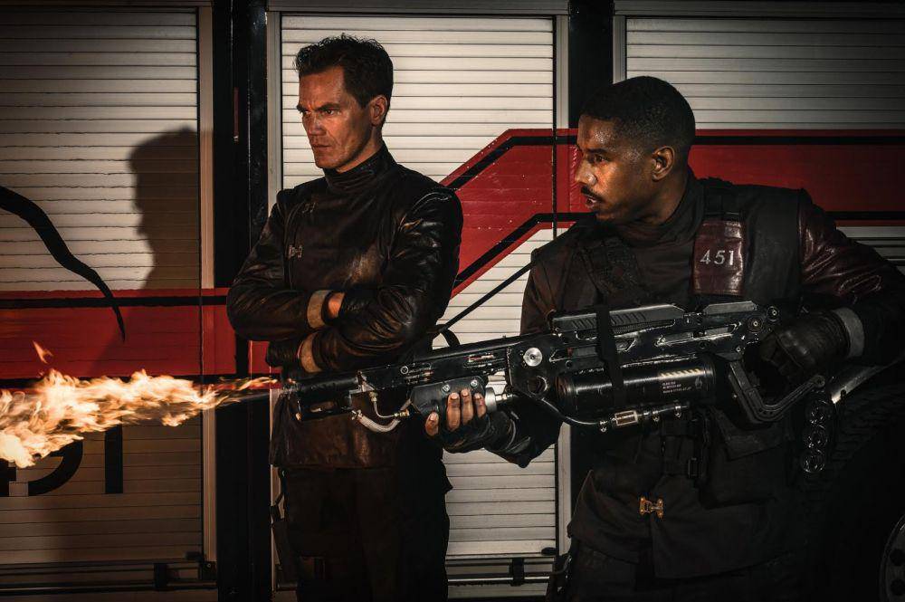 Michael Shannon dan Michael B. Jordan dalam film Fahrenheit 451 (dok. HBO Films/Fahrenheit 451)
