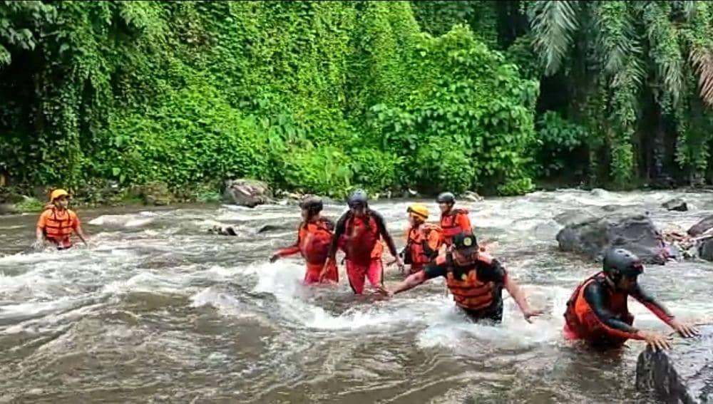 Pencarian bocah yang terseret air di gorong-gorong saat hujan deras di Lombok Timur. (dok. SAR Mataram)