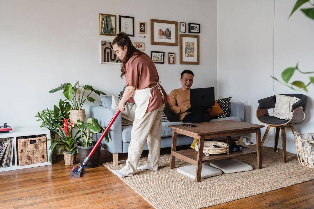 Bantulah istri saat sibuk membersihkan rumah (pexels.com/Annushka Ahuja)