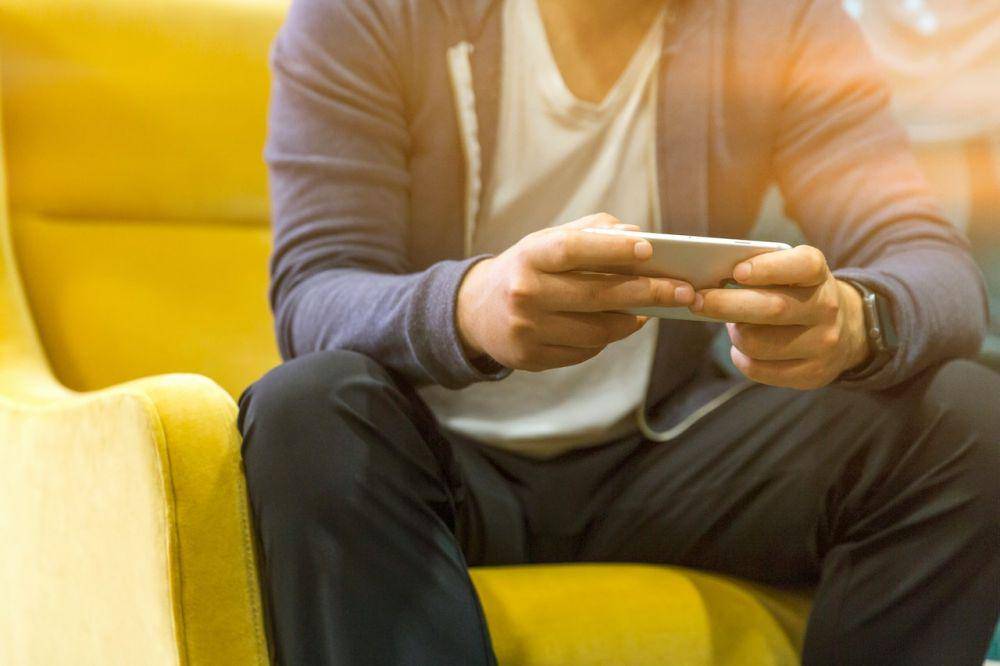 Asyik dengan handphone sampai lupa kebutuhan istri (pexels.com/LinkedIn Sales Navigator)