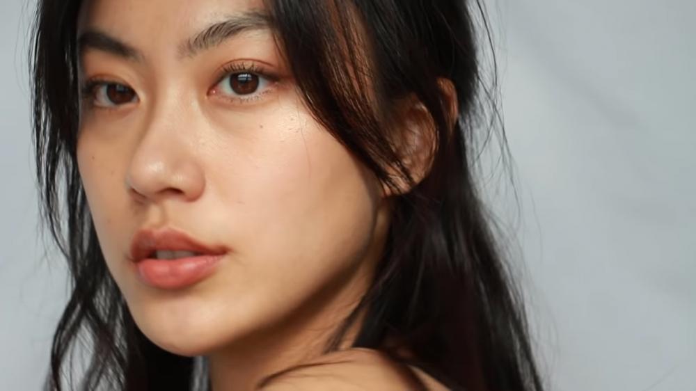 9 Inspirasi Makeup Minimalis ala Haley Kim, Jadi Rujukan Warganet!