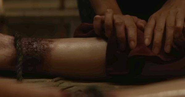 Salah satu bagian ritual memandikan jasad Dela ( Dok. MD Pictures / Sewu Dino )