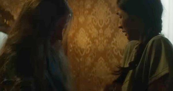 Perempuan tua mengambil sebagian rambut pembantunya( Dok. MD Pictures / Sewu Dino )