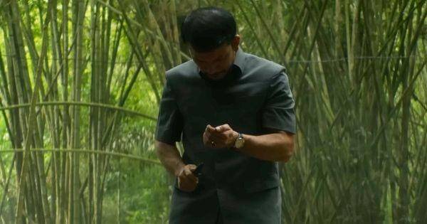 Seorang lelaki mengiris telapak tangannya sendiri ( Dok. MD Pictures / Sewu Dino )