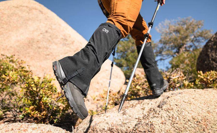 Gaiters sebagai pelindung kaki saat mendaki gunung (rei.com)