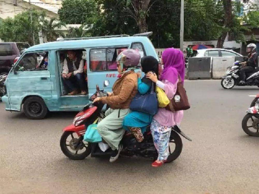 emak-emak piknik (instagram.com/ngakakkocak)