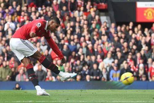 Aksi Marcus Rashford saat menghadapi Leicester City, Minggu (19/2/2023). (premierleague.com).