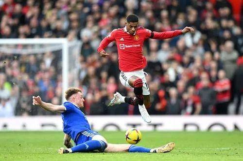 Aksi Marcus Rashford saat menghadapi Leicester City, Minggu (19/2/2023). (premierleague.com)