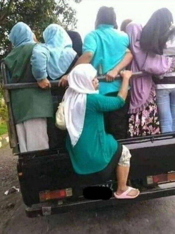 emak-emak piknik (twitter.com/aestetica_)