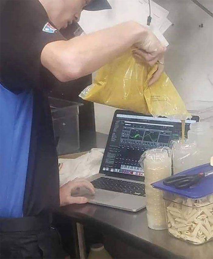 Potret gak biasa kehidupan sehari-hari mengundang tawa. (facebook.com/Meme with no context)