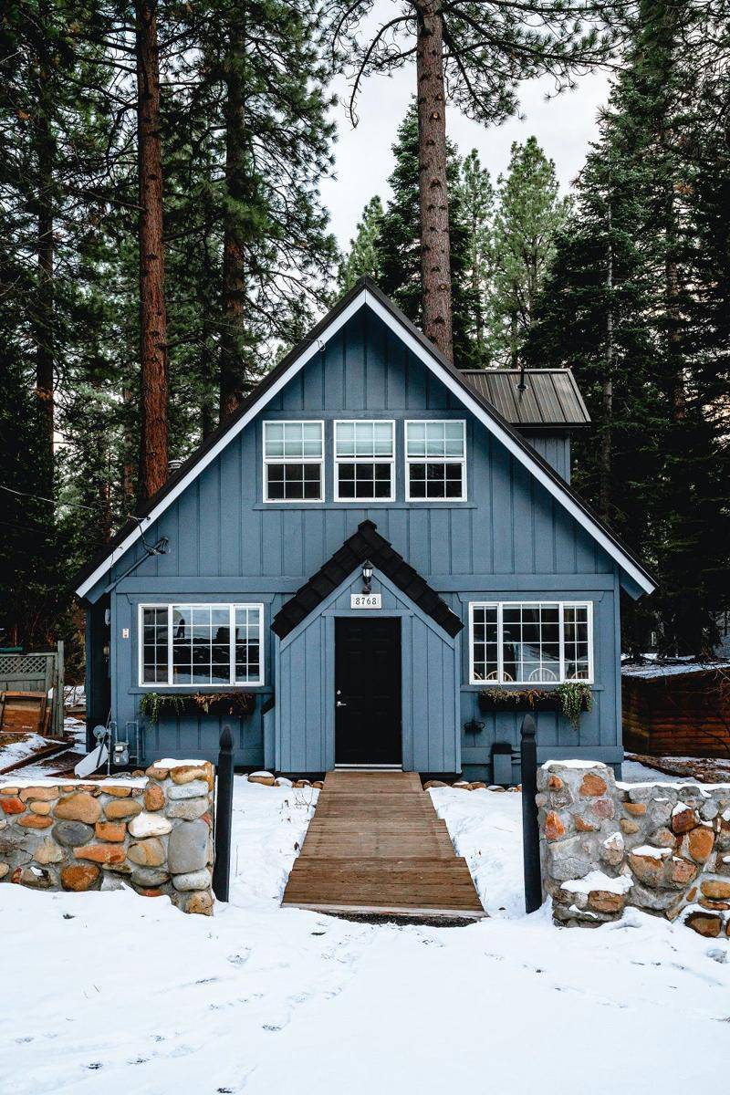 inspirasi rumah kayu (unsplash.com/@merittthomas)