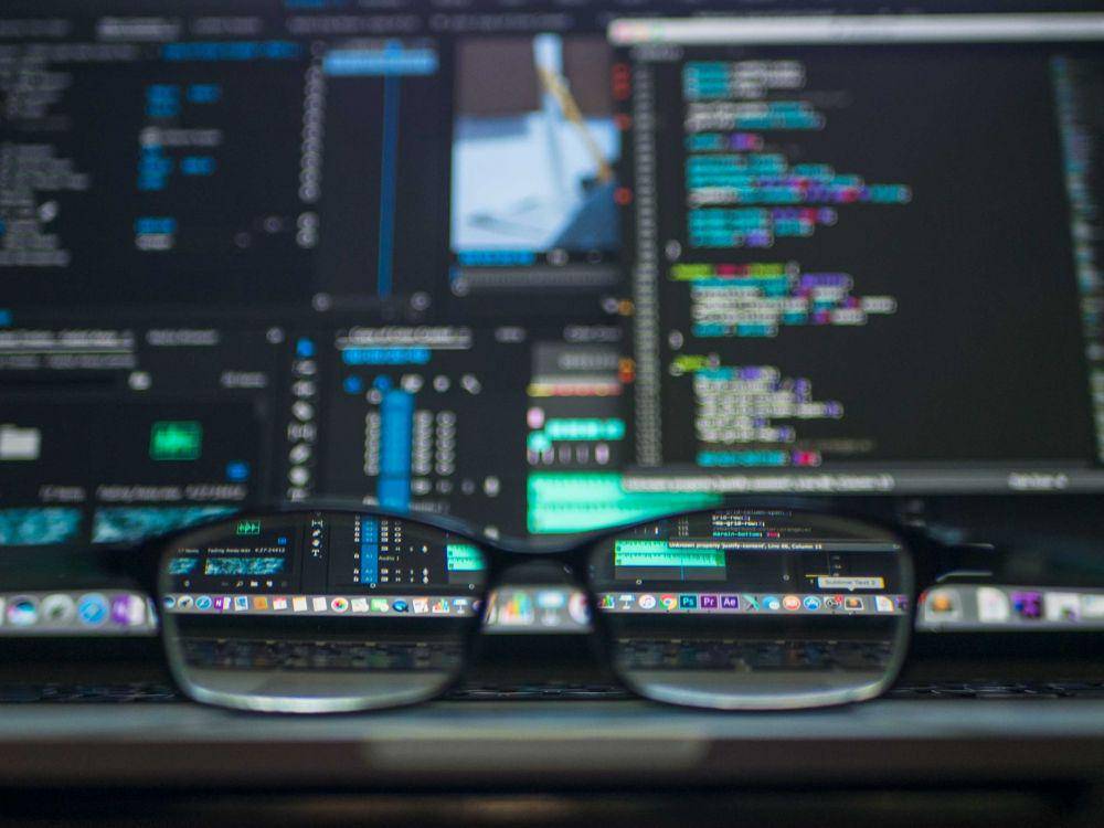ilustrasi malware yang menginfeksi komputer (unsplash.com/Kevin Ku)