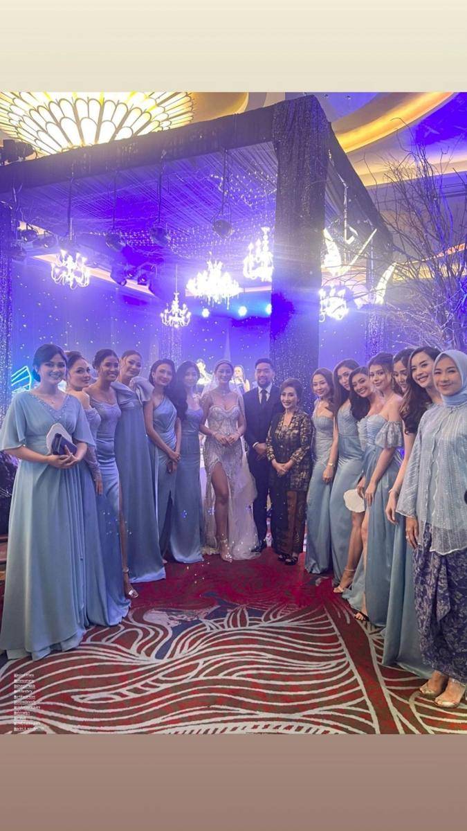 gaya artis di resepsi Ayu Maulida (instagram.com/ekaciptasari)