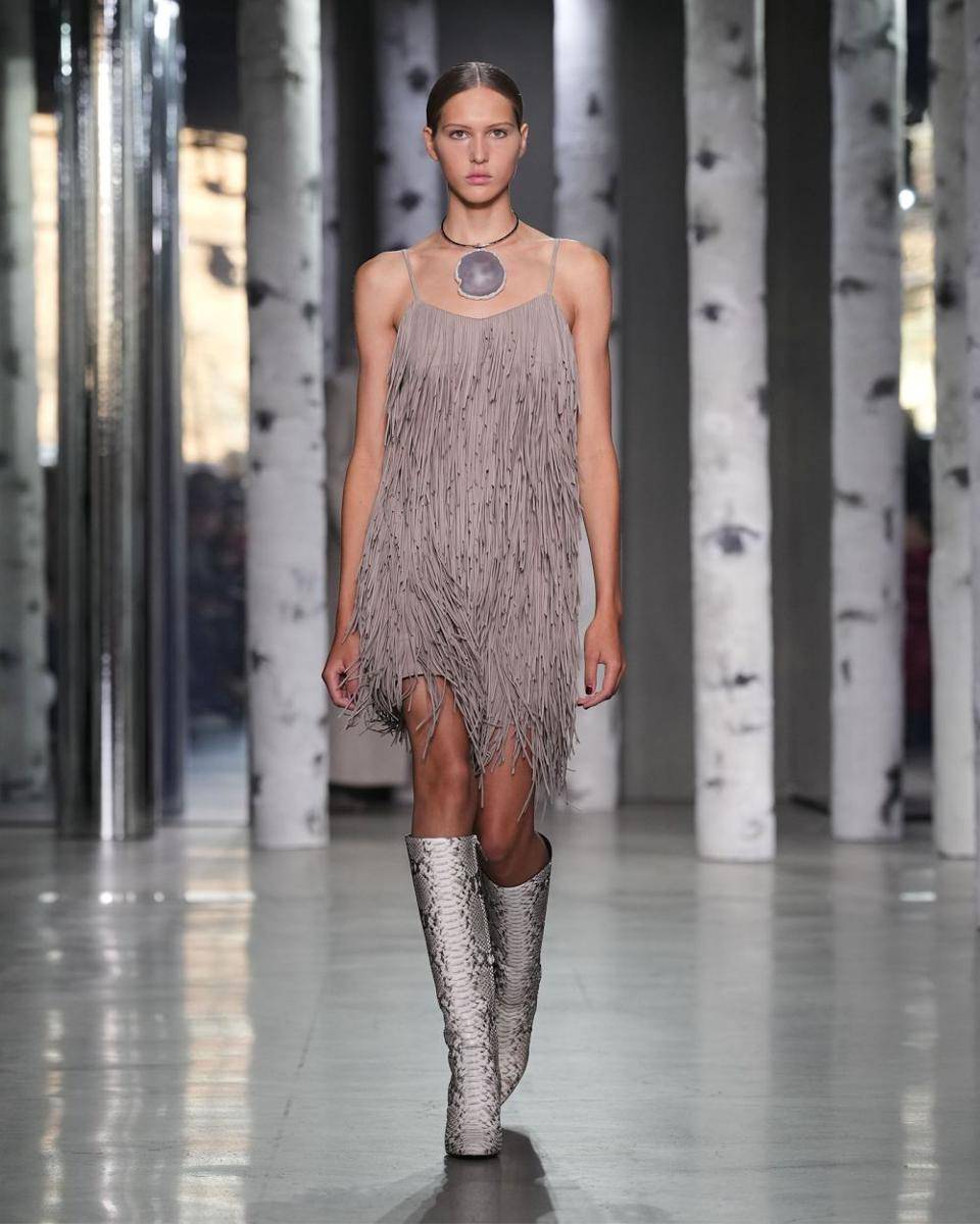 Michael Kors Collection Fall/Winter 2023 runway show tampilkan koleksi busana bertema Ubran Bohemian. (Dok. Michael Kors)