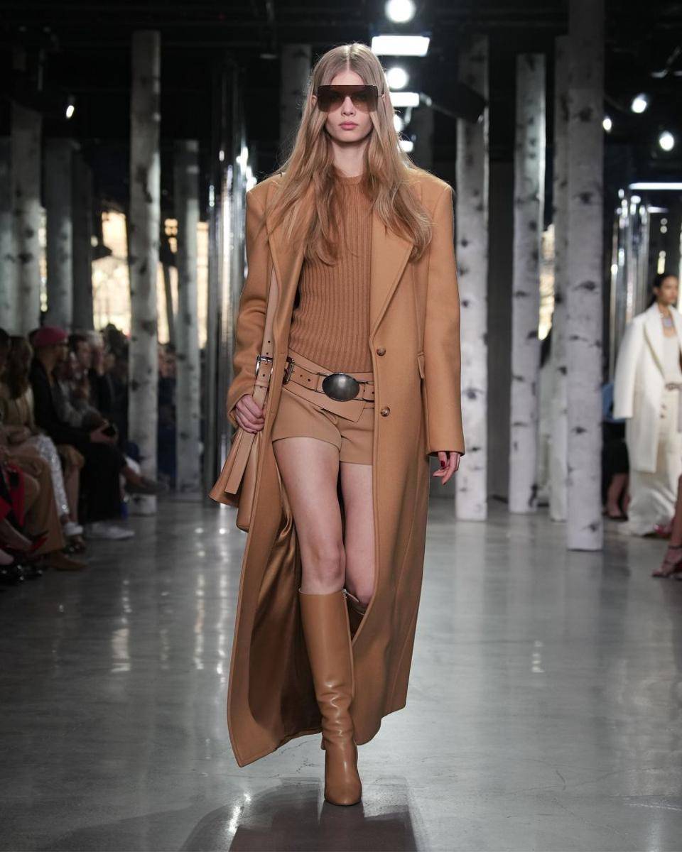Michael Kors Collection Fall/Winter 2023 runway show tampilkan koleksi busana bertema Ubran Bohemian. (Dok. Michael Kors)