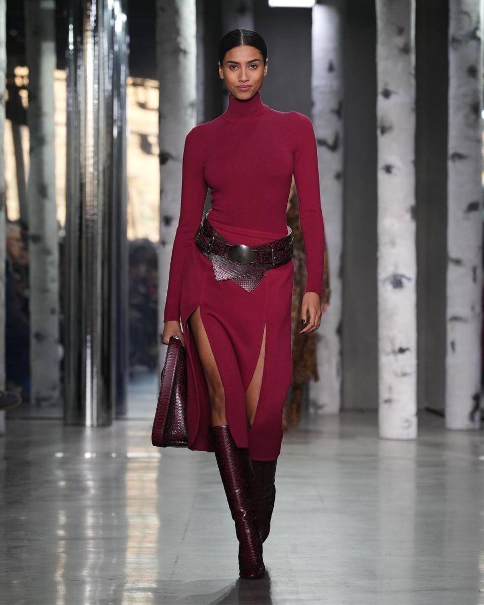 Michael Kors Collection Fall/Winter 2023 runway show tampilkan koleksi busana bertema Ubran Bohemian. (Dok. Michael Kors)