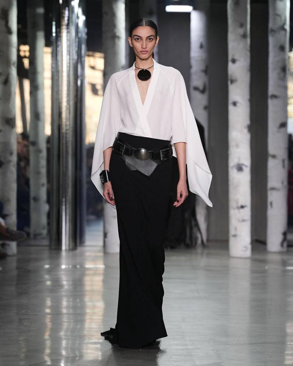 Michael Kors Collection Fall/Winter 2023 runway show tampilkan koleksi busana bertema Ubran Bohemian. (Dok. Michael Kors)
