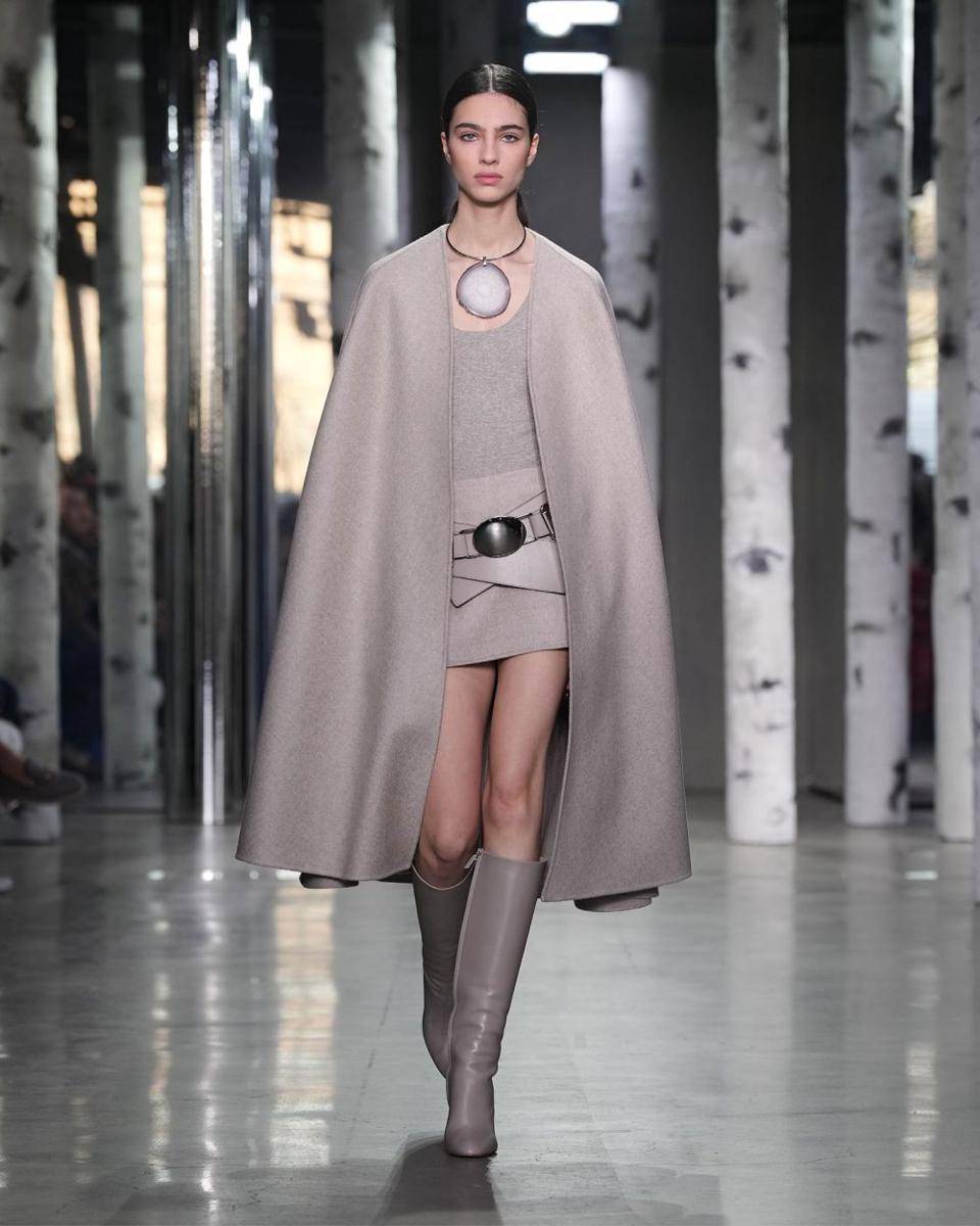 Michael Kors Collection Fall/Winter 2023 runway show tampilkan koleksi busana bertema Ubran Bohemian. (Dok. Michael Kors)