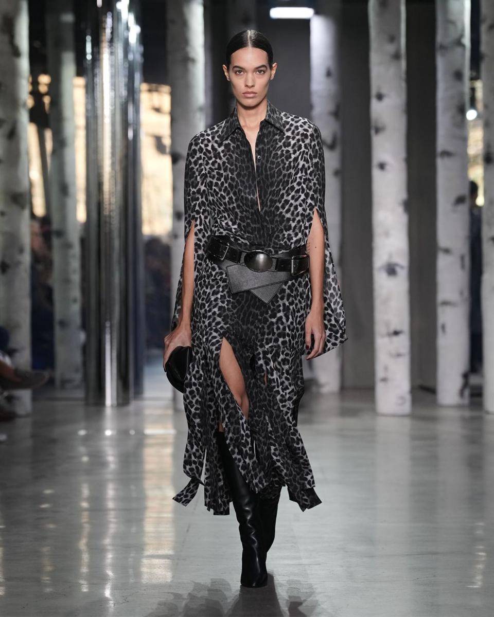 Michael Kors Collection Fall/Winter 2023 runway show tampilkan koleksi busana bertema Ubran Bohemian. (Dok. Michael Kors)
