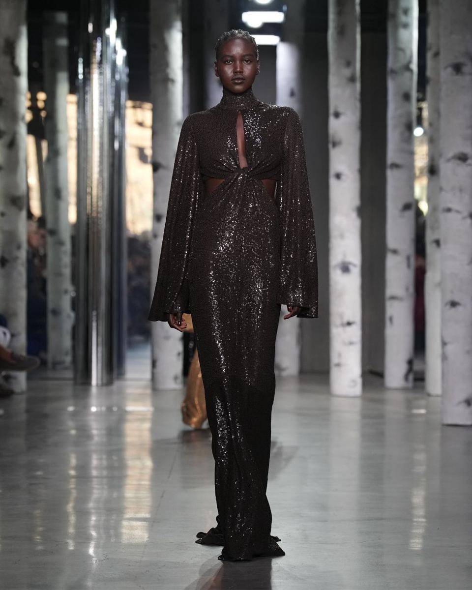 Michael Kors Collection Fall/Winter 2023 runway show tampilkan koleksi busana bertema Ubran Bohemian. (Dok. Michael Kors)