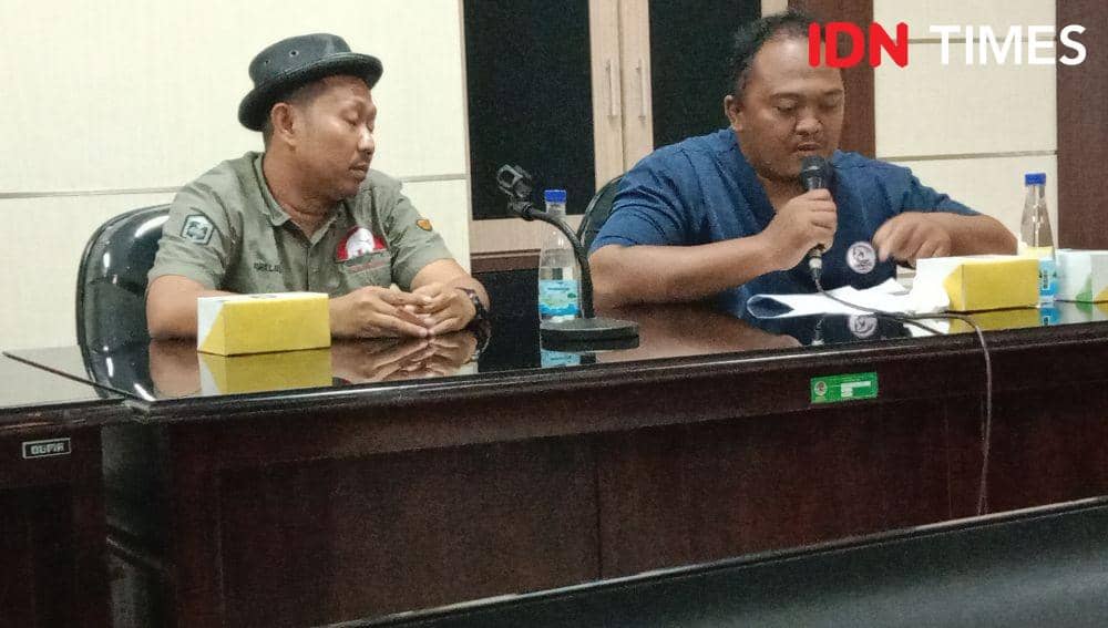 Seorang dokter hewan Bonbin Mangkang Hendrik Setiawan dan Dirut Bonbin Mangkang Choirul Awaludin menjelaskan kronologi kematian gajah Sekar di kandang bonbinnya. (IDN Times/Fariz Fardianto)