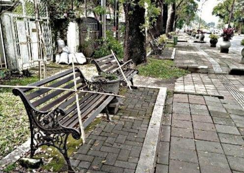 Bangku trotoar di Jalan Ijen Kota Malang yang dipalang bambu. (IDN Times/istimewa)
