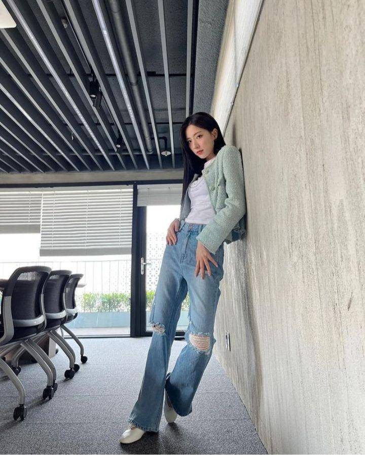 outfit ala Eunseo WJSN (instagram.com/eeunseo._.v)