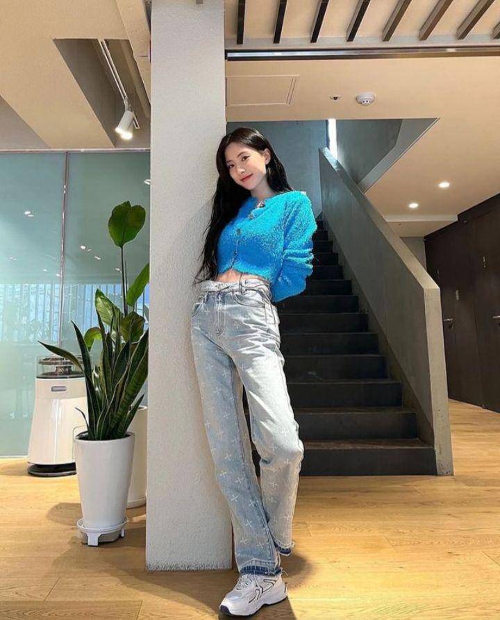 outfit ala Eunseo WJSN (instagram.com/eeunseo._.v)