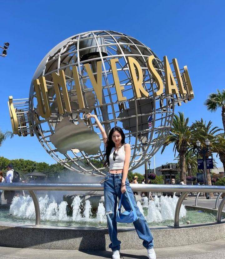 outfit ala Eunseo WJSN (instagram.com/eeunseo._.v)