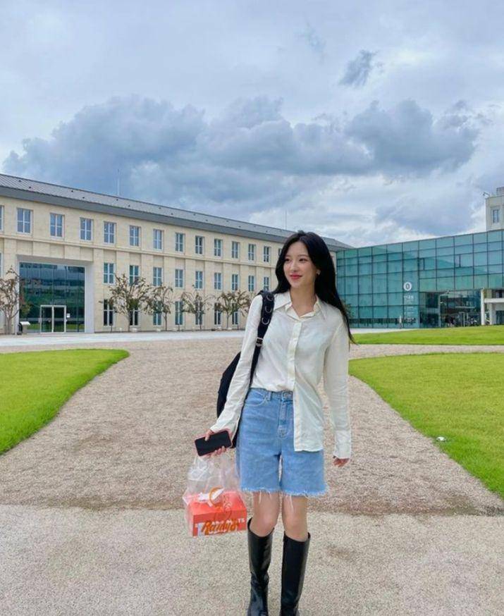 outfit ala Eunseo WJSN (instagram.com/eeunseo._.v)