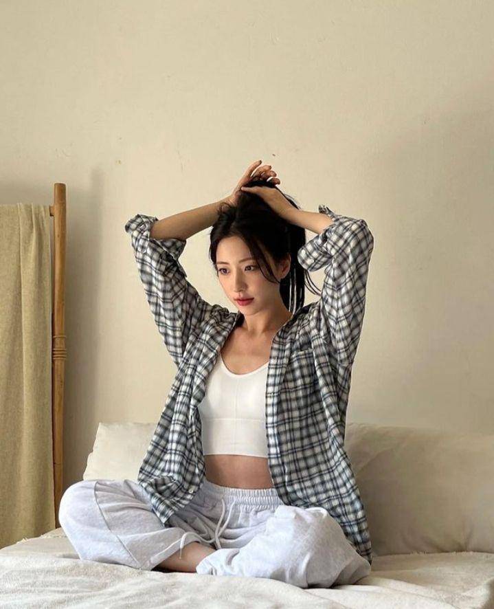 outfit ala Eunseo WJSN (instagram.com/eeunseo._.v)
